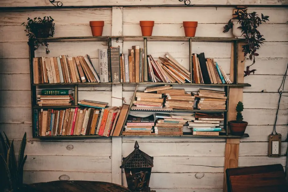 rak buku DIY dari kayu bekas